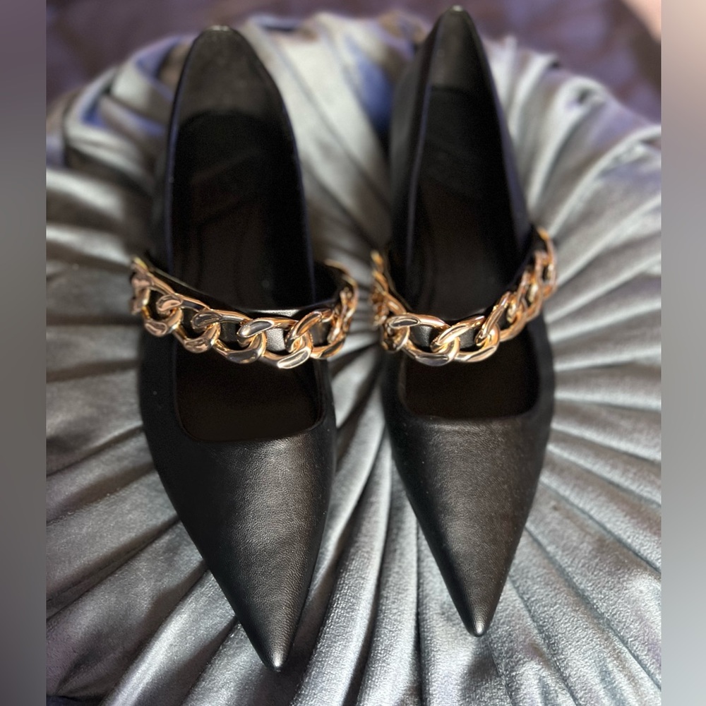 Black and gold size 8